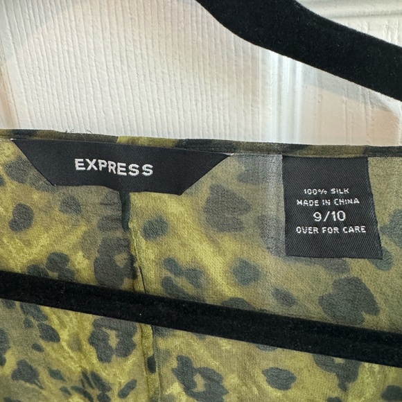 EXPRESS 100% Silk Bell Sleeve Tie Front Crop Top Green Cheetah Size 9/10 - Picture 3 of 4